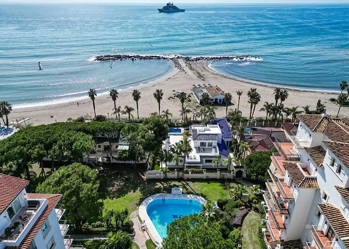 Puerto Banus Beachfront Apartment *